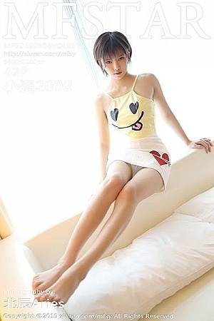 小姿2002私房卡通吊带内衣半脱秀白嫩翘臀绝美写真