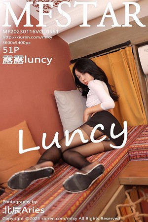 露露Andrea白色上衣配黑色短裙露开档黑丝秀美腿绝美写真
