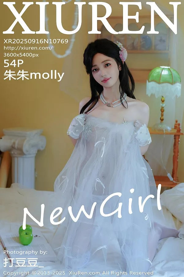 朱朱molly性感白色婚纱配白色丝袜秀凹凸身材绝美写真