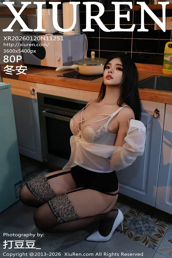 冬安性感白色衬衫配黑短裙露超薄黑丝秀丰满身材绝美写真