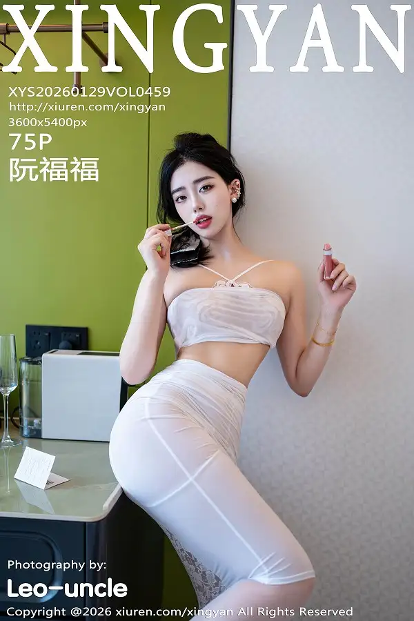 时安安性感白色长裙露白色内衣配白丝吊袜秀美腿绝美写真