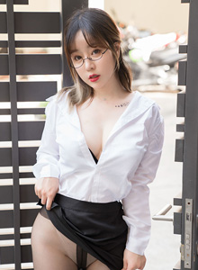 [HuaYang花漾] 诱惑女神王雨纯黑丝美腿职场OL普吉岛性感旅拍 Vol.042