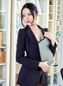 [AISS爱丝] 性感女神严佳丽职场OL女秘书丝袜美腿制服诱惑写真 TR010