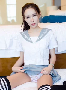 [Qingdouke青豆客] 美女学霸萌琪琪Lrene校园制服黑色透明睡衣诱惑写真