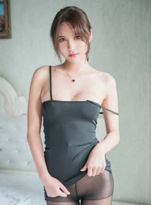 [HuaYang花漾写真] 性感女神SOLO-尹菲黑丝美腿挺拔爆乳粉色连体衣诱惑写真 Vol.095