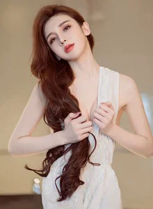 [Toutiao头条女神] 性感美女阿依努尔瓦娅黑白气质长裙时尚写真