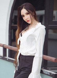 [Ugirls尤果网] 优雅冷美人阿依努尔瓦娅雪白肌肤黑色连体装户外写真 No.1238