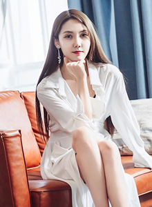 [TouTiao头条女神] 美女模特冯雪娇修长美腿香奈儿5号室内性感写真