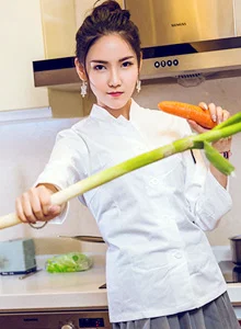 [Toutiao头条女神] 美女模特冯雪娇厨娘装扮清爽白净美腿佳肴性感套图
