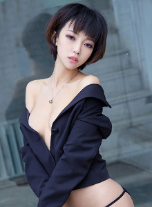 [Ugirls尤果网] 短发美女冯木木LRIS迷离眼神网红毛衣翘臀诱惑写真 U278