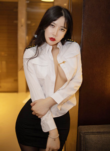 [YouMi尤蜜荟] 美女模特心妍小公主白衬衫超短裙&女警制服写真 Vol.428