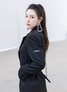 [IMiss爱蜜社] 气质女神Lynn刘奕宁苗条身材与迷人气质明亮空间写真 Vol.443