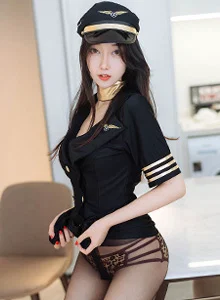 [HuaYang花漾] 新人模特玥儿玥er性感帅气机长制服娇媚动人写真 Vol.269
