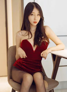 [HuaYang花漾] 丽质模特玥儿玥er - 典雅礼裙与黑丝美腿性感写真 Vol.284