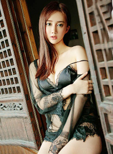 [Ugirls尤果圈] 美女模特苏小曼 - 户外内衣系列醉卧花底主题写真 No.1222