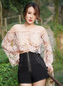 [YouMi尤蜜] 美女模特李多多 - 镂空服饰+山野の躁动主题写真