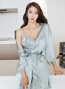 [HuaYang花漾] 丽质模特李夫人 - 华丽吊裙+丝袜系列性感写真 Vol.275