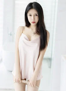 [YouMi尤蜜荟] 美女模特奥莉 - 粉色吊裙+朦胧丝袜系列性感写真 Vol.465