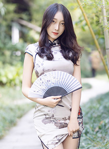 [YouMi尤蜜荟] 丽质美人玥儿玥er - 古典旗袍+丝袜系列杭州旅拍 Vol.635