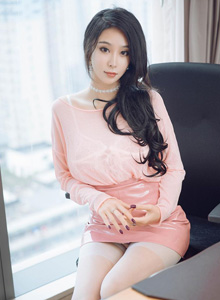 [HuaYang花漾] 美女模特蓝夏Akasha - 粉色服饰+丝袜系列写真 VOL.411