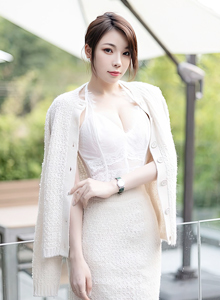 [秀人XiuRen] No.5880 女神徐莉芝Booty - 米色服饰+白色丝袜性感写真