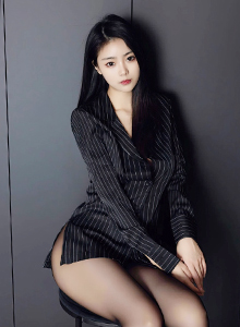 [秀人XiuRen] No.6677 模特可乐Vicky - 条纹上衣+魅惑黑丝性感写真