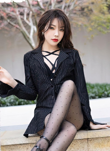 [XiuRen秀人网] No.6191 徐莉芝Booty - 条纹上衣+圆点黑丝性感写真